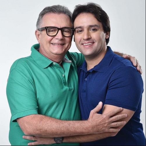 Para os aniversariantes de hoje (27); Flávio Nogueira!!! Na foto com o filho Flávio Filho. Chics!!! - ()