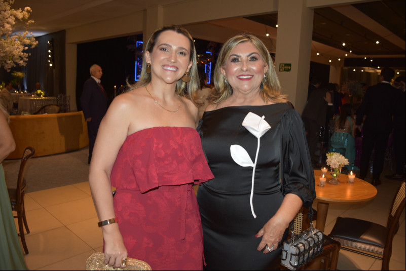 #OSIM - Um click das queridas Milena Tajra com a mãe Regina Célia Bezerra no casamento de Átalo Junior & Maria Eugênia Almeida, que disseram SIM ao amor em grande na noite de 31/05/2025 com cerimônia na Capela Mater Dolorosa (Instituto Dom Barreto), após os noivos receberam os cumprimentos no Buffet Splendore na Rua Cinegrafista Marques, 686 - Fátima. Chics!!! - (Magal Santos)