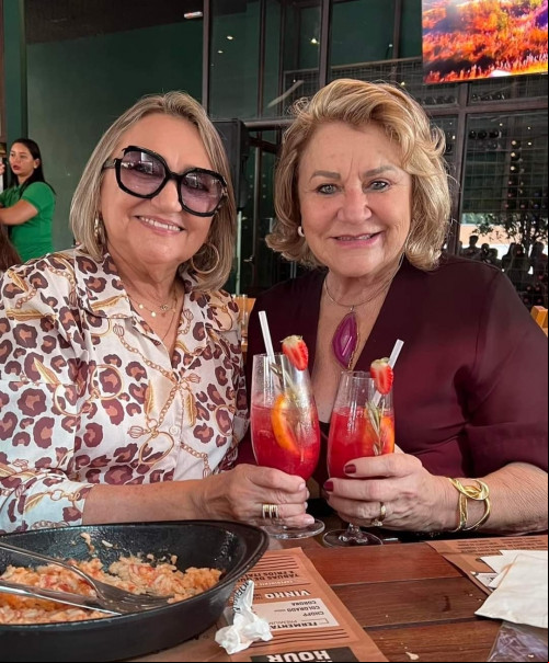  #Amigas - Um click das queridas Magnólia Soares e Zelita Melo em almoço badalado. Chics!!!  - (Tibério Hélio)