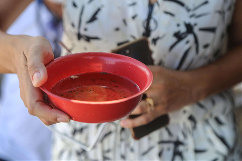 Deixar água parada pode contribuir para proliferação do mosquito da dengue. - (Bruno Concha/Secom)