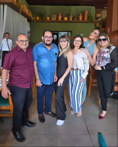 #Almoço - no @camaradacamarao.teresina com amigos e o Adivaldo Campelo Costa, que é o ganhador de Teresina do Prêmio e recebeu a notícia da belíssima @helenganzarolli, que veio entregar e entrevistar o ganhador do Prêmio em dinheiro da @telesena, na @loteriariopoty do @shoppingriopoty. Chics!!! - (Luciêne Sampaio)