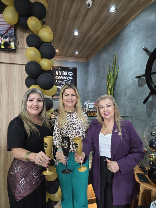  #Aniversário - Parabéns para o Lojão do Peixe  - que completa 45 Anos no Mercado de Peixe no Piauí. À frente do empreendimento a empresária e Rainha dos Pescados - by Marinalda Oliveira, que organizou com a sua equipe uma belíssima mesa bem decorada na sexta-feira (31/1) com bolo, docinhos, salgados, vinho, café, suco, espumante para os clientes e amigos que estiveram comprando ou visitando a loja. Um click com as queridas Clemilda Bandeira e Marinalda Oliveira. Chics!!! - (Luciêne Sampaio)