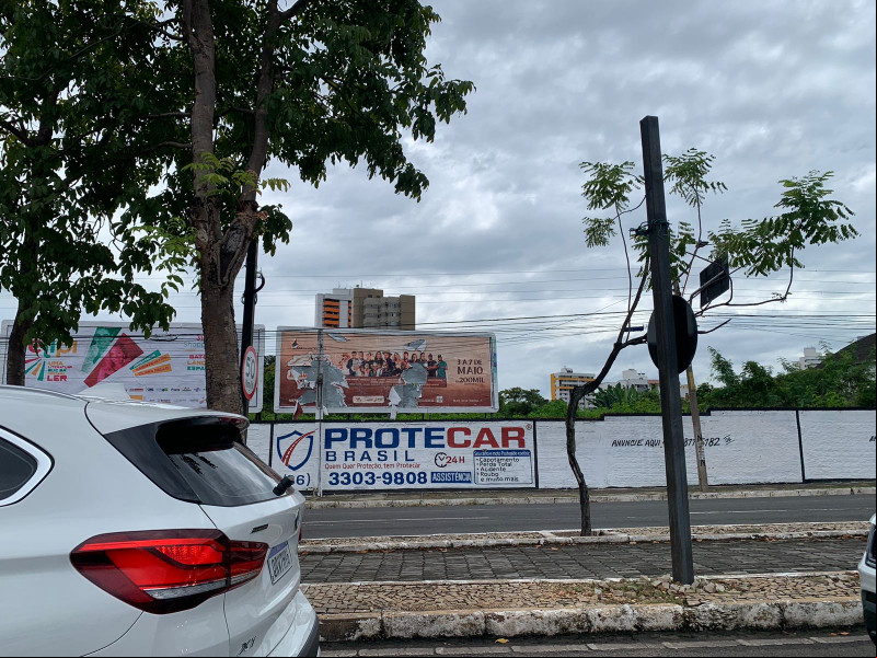 Após serem cobertos com sacos plásticos, radares da BR-343 são retirados