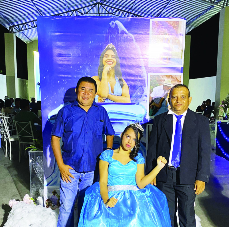 A bela Joana Dark Sousa, no sábado ado ganhou bonita festa por conta dos seus 15 anos na cidade de União. Na foto ladeada por este Jornalista e Colunista Social Daniel Cardoso e pelo seu pai Santora Sousa. - (Arquivo Pessoal)