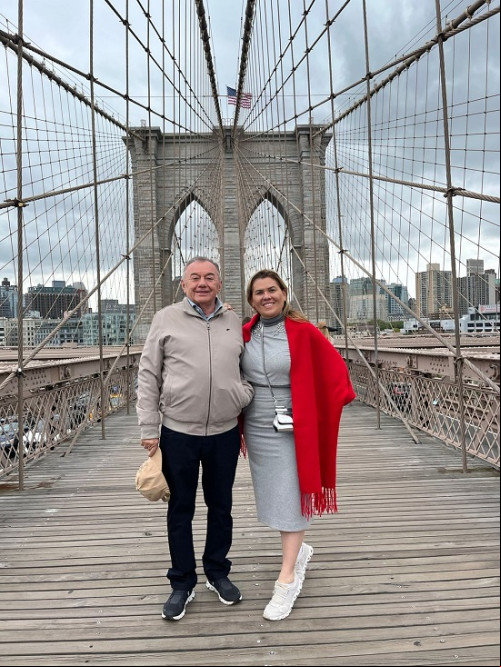 #Internacional - Parabéns para a designer de eventos Juliana Teixeira, (6/5)!!! Juliana comemora a data em Nova York, com o marido, o conselheiro do TCE/PI Kleber Eulálio. Chics!!! - (Divulgação)