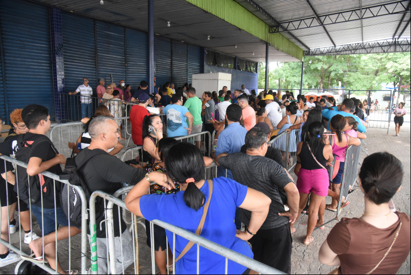 Fila de consumidores no bazar na manhã desta quarta (30) - (Assis Fernandes/ODIA)