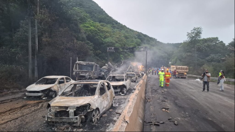 VÍDEO: Caminhão explode e incêndio destrói 27 veículos na BR-101 - (Divulgação/SPDC)