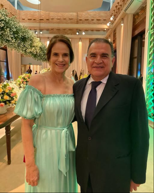 #Parabéns para o otorrinolaringologista Flávio Santos (27/4)!!! Comemorou no domingo mais um ano de vida com a sua esposa, a Márcia Santos em família. Chics!!!.  - (Arquivo Pessoal)