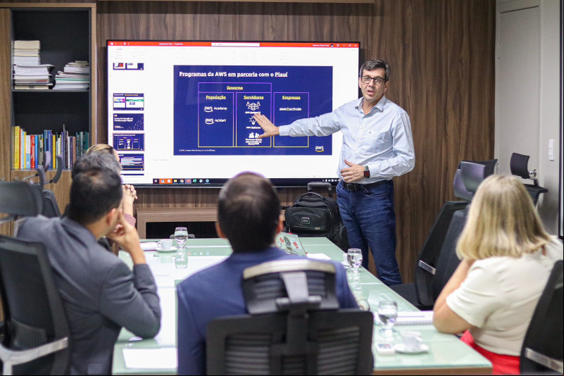 Reunião entre o secretário e a equipe - (Ascom Seduc)