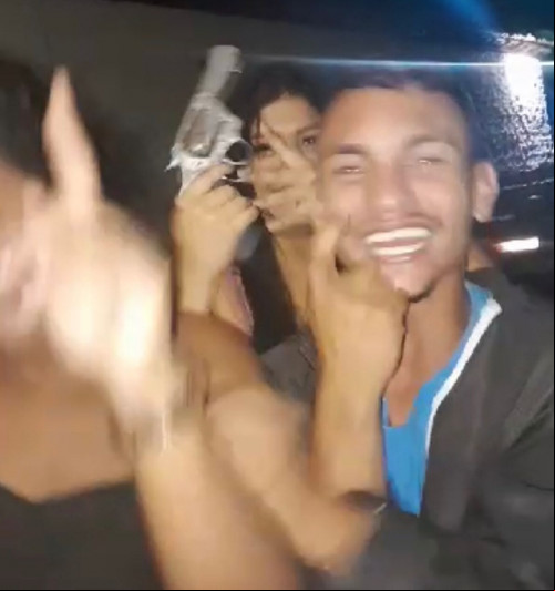 Criminosos aparecem comemorando morte de rival - (Reprodução/Redes Sociais)