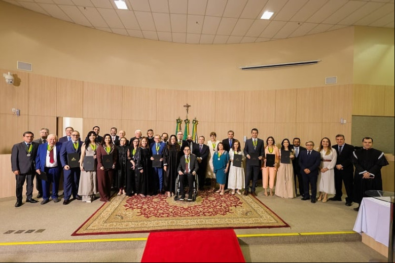 #Homenagem - O Tribunal de Contas do Estado do Piauí homenageou 17 autoridades e personalidades com a Medalha Colar do Mérito Jesualdo Cavalcante, durante uma sessão solene em comemoração aos 125 Anos de sua criação, na manhã do dia 288. A solenidade, realizada no no Plenário do Tribunal, contou com a presença de membros e servidores do TCE/PI, além de autoridades dos poderes Executivo e Judiciário. Chics!!! - (Arquivo Pessoal)