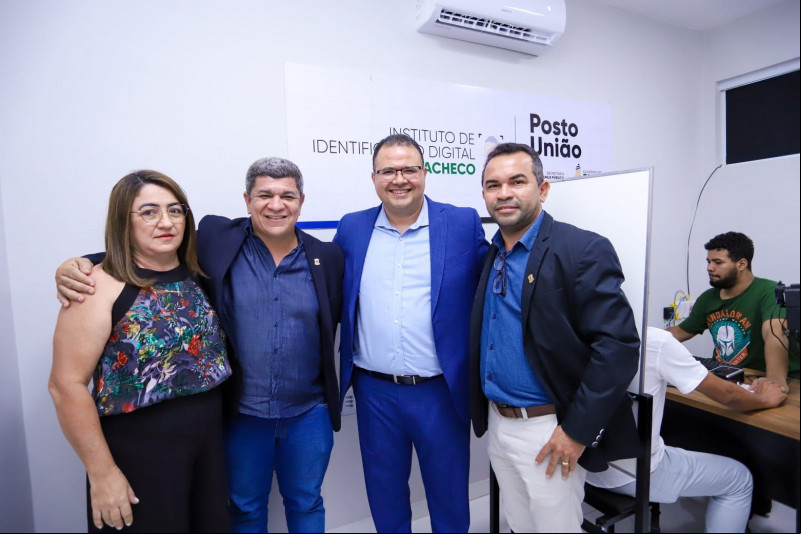 Vice-prefeita de União, Orcivane Coelho, vereador e presidente Eduardo Bacelar, Marcelo Mascarenhas (diretor do Instituto de Identificação) e vereador Didi do Cajueiro, autoridades que marcaram presença na Inauguração do Centro de Identificação. - (Divulgação)
