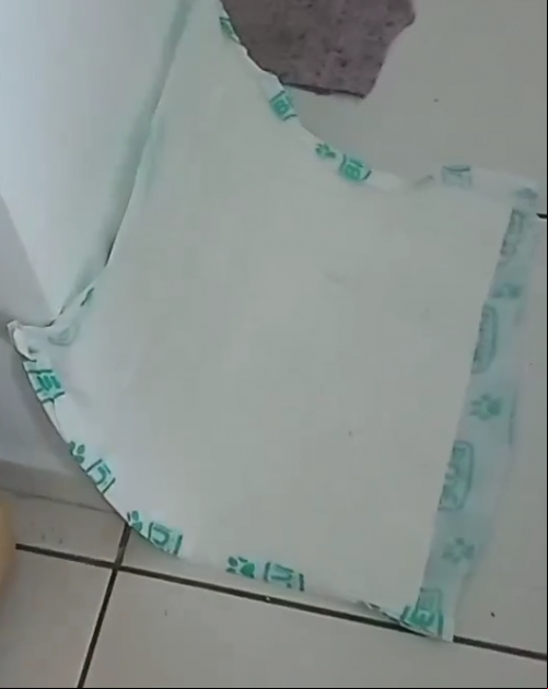 Tapetinho colocado meio em pé e meio deitado. Para cães que levantam patinha, é uma boa opção. - (Virgínia Leal )