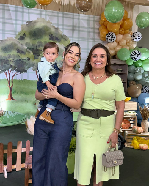 #Parabéns!!! - '"Muito linda a festa de 1 Ano do pequeno príncipe Bernardo. #FazendinhaMenino🐄🐎 #aniversarioperfeito🌻 Parabéns, querido papai, Hélio Rodrigues e a mamãe linda, Izaiany Rodrigues." Gilvana Rodrigues Gayoso Freitas. Chics!!! - (Divulgação)