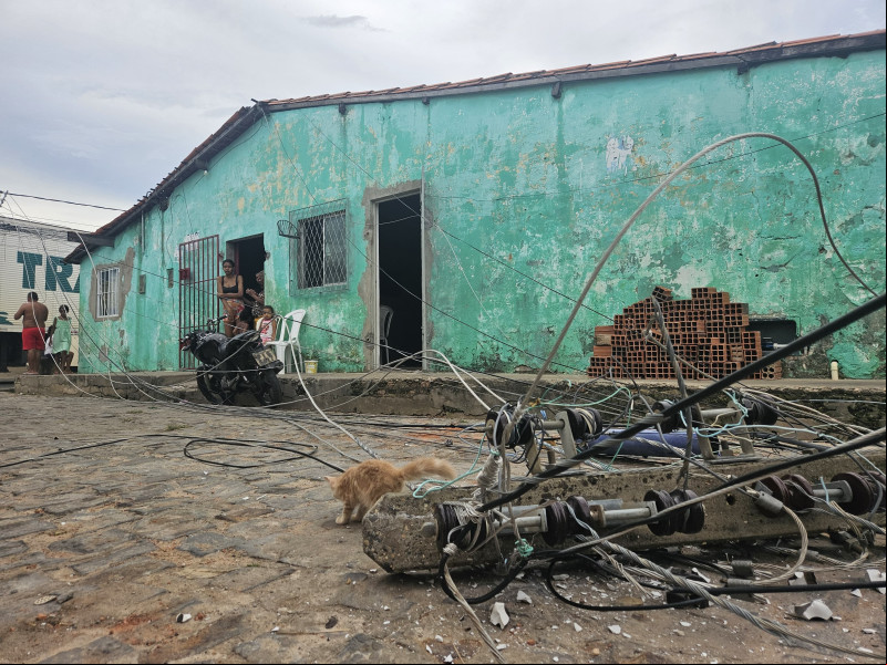Um dos postes que caíram com o choque do caminhão com os fios. - (Jailson Soares/O Dia)