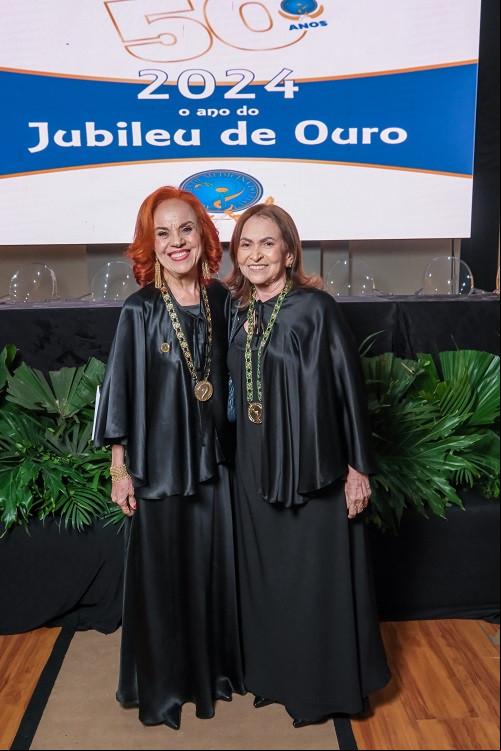 Um click da psiquiatra Teresinha Fortes e Maria das Graças Martins na Festa de 50 Anos da Academia de Medicina