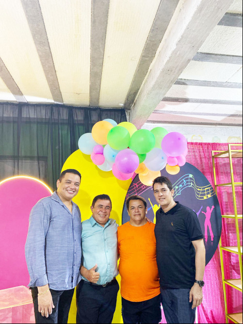 Professor Pelé Fernandes (camisa laranja)sábado ado recebeu amigos para festejar seus 40 anos DE VIDA em badalada festa em União. Na foto ladeado pelo professor: Claudenilton Lima (a esquerda), este jornalista Daniel Cardoso e pelo professor Marco Portela. - (Arquivo Pessoal)