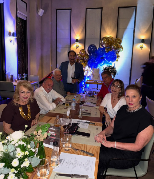 #Migs - Parabéns para o apresentador Mariano Marques (15/5)!!! Que comemorou a data intimista com alguns amigos Edilson Carvalho, Dourila Carvalho, Tarciso Freire, Carmelita Freire, Freitas Neto & Cristina Miranda, em restaurante badalado. Chics!!! - (Arquivo Pessoal)