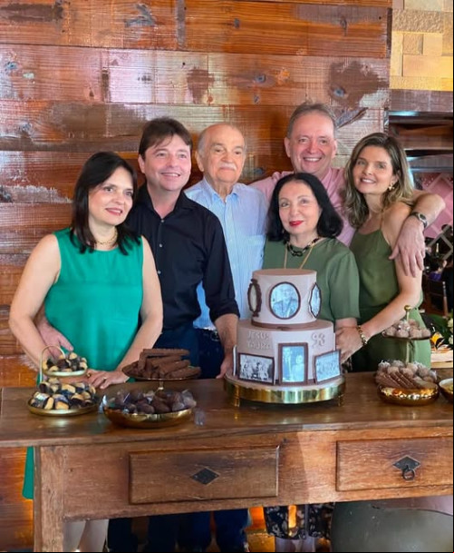 #Family  - Parabéns para a querida Maria Amélia Tajra!!! Comemora a data com o marido, o empresário Jesus Elias Tajra, e os filhos Gillian, Lilian,  José Tajra Sobrinho Jesus Tajra Filho. O casal completaram 66 Anos de Casamento, e construíram uma belíssima familia. Chics!!! - (Arquivo Pessoal)