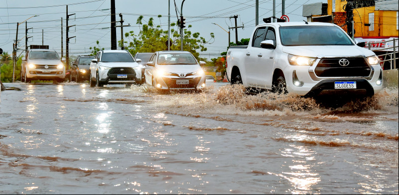 Av. Gil Martins alagada após chuva em Teresina nesta quinta (11) - (Assis Fernandes/ODIA)