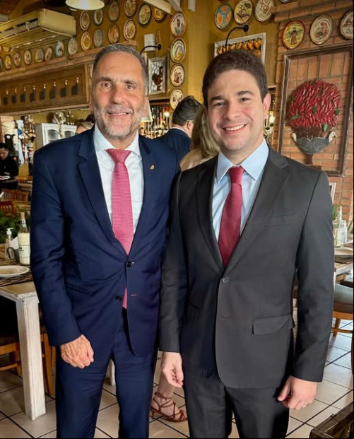 #O Secretário Nacional de Segurança Pública, Mario Sarrubbo, esteve em Teresina, participando da solenidade com o secretário Chico Lucas. Um click do secretário com o Procurador do Estado Anderson Vieira em almoço em restaurante badalado em Teresina. Chics!!!l! - (Arquivo Pessoal)