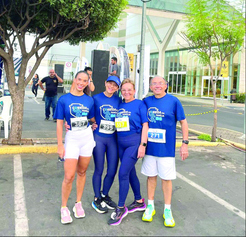 Dentista Dr. Francisco Gomes Leal e a esposa Dra. Zilnar Coutinho, juntamente com sua filha Camila Coutinho Leal e sua cunhada Edna Coutinho, participaram no domingo ado da Corrida da Família do Instituto Dom Barreto de 5km. - (Arquivo Pessoal)