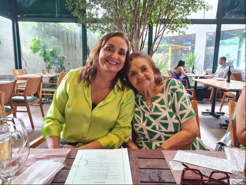 #Amigas - Um click das queridas Gilvana Gayoso e Clésia Rodrigues em almoço badalado. Chics!!!   - (Tibério Hélio)