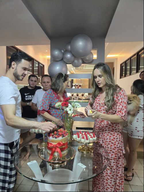  #Family - Parabéns para a querida empresária Arlene Mesquita (1º/4)!!! Ganhou comemoração com o tema - Festa do Pijama - e reuniu familiares e amigos em sua belíssima residência. Chics!!! - (Luciêne Sampaio)