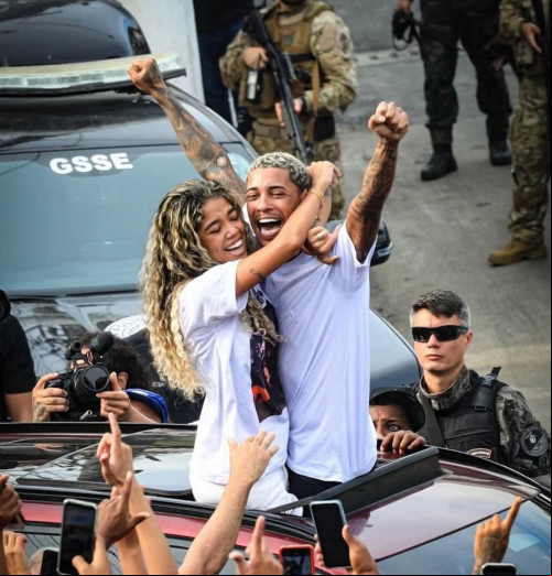MC Poze do Rodo é solto após cinco dias preso; soltura causa tumulto em Bangu