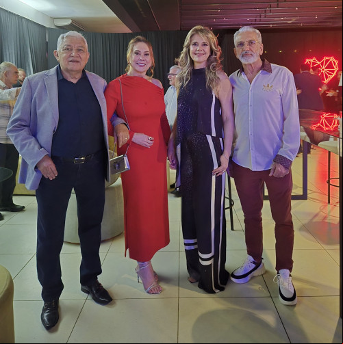 #Marcas Inesquecíveis 2025 - Um click dos queridos Valmir Miranda & Tânia Miranda, Irineu Fernandes & Gisela Vieira Ximenes, no lançamento do evento Marcas Inesquecíveis 2025. Chics!!! - (Luciêne Sampaio)