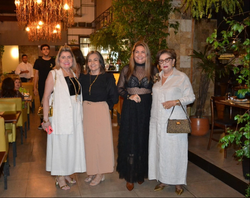 #BailedasMães - Um click com as queridas Osmarina Oliveira de Sousa, Teresa Sanches e Regina Oliveira Rodrigues, presenças no nosso Baile das Mães. Chics!!! - (Tibério Hélio)