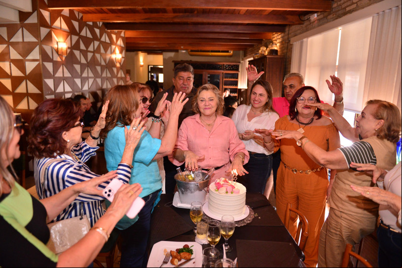 #Comemoração - Um click da querida empresária Zelita Melo, que ganhou aniversário surpresa dos familiares: e convidaram os amigos em um almoço para comemorar o seu aniversário em grande estilo em restaurante badalado. Chics!!! - (Luciêne Sampaio)
