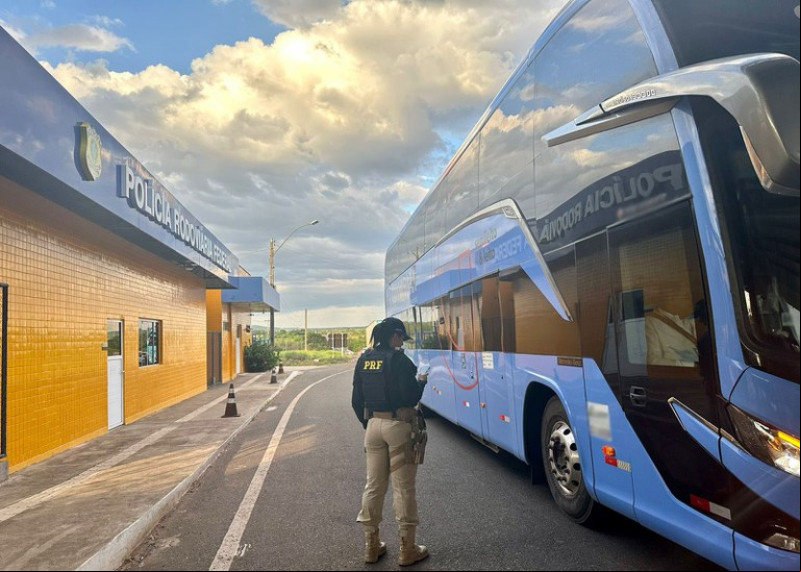 Jovem é presa furtando objetos de ageiros em ônibus em Piripiri