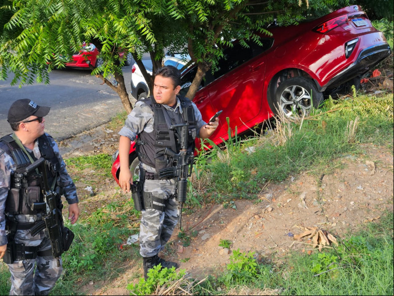Suspeitos de assalto perdem controle de carro e acabam baleados em Teresina