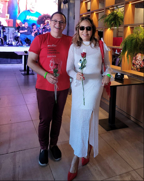 #AlmoçodasMães - Parabéns para o querido Sandro Abrantes!!! Um click do aniversariante com a empresária Honorina Paes Landim. Chics!!! - (Tibério Hélio)