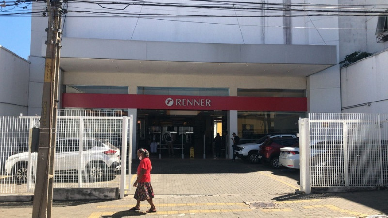 Morador de rua fica preso em tubulação de ar após tentar arrombar loja no centro de Teresina