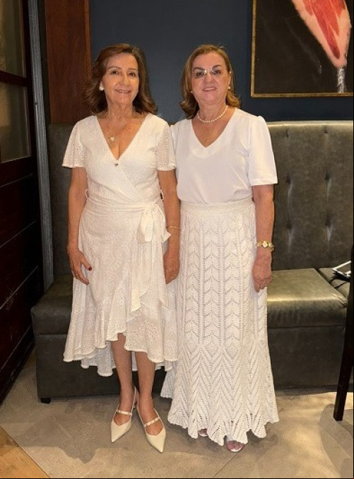 #MissadePáscoadoClube - Click das sócias Marília Veras Neves Bona e Júlia Moita do Lótus Clube de Teresina,  em noite de Missa de Páscoa do Clube. Chics!!!                                                             - (Luciêne Sampaio)