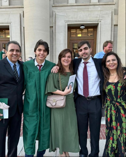 #Formatura - Um click do jovem Felipe Kalume comemorou a formatura no ensino médio na Father Gabriel Richard High School, nos Estados Unidos, com os pais Roberta Castelo Branco Carvalho e Franklin Kalume, do irmão Franklin Kalume Filho e familiares. Ele é um dos orgulhos da avó, a chique Alice Castelo Branco Carvalho. Chics!!! - (Divulgação)