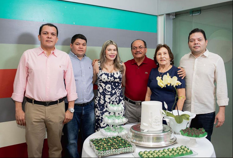 #Parabéns - O sábado foi de parabéns para o desembargador Desembargador Raimundo Eufrásio Alves Filho!!! Que comemorou a data em família, ao lado da esposa Zeneide Alves, dos filhos Daniel, Roberto, Eduardo e Elaynnne Alves. Chics!!! - (Arquivo Pessoal)