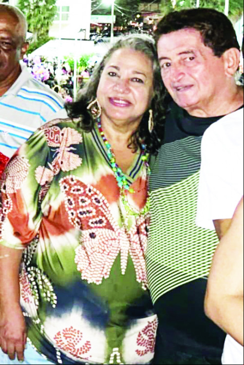 Jardelina Melo (secretaria de cultura de José de Freitas) e o esposo Hélio Melo curtiram da porta de casa (camarote montado) o Zé Pereira. - (Daniel Cardoso)