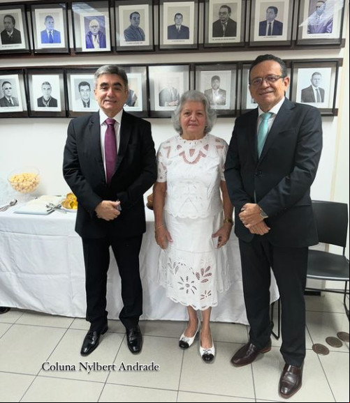 #CafédaManhã - A servidora aposentada do TJ/PI, Generosa Magalhães Ramos ofertou hoje (24) pela manhã para o Presidente do TRE/PI, Sebastião Ribeiro Martins e para o Vice-Presidente e Corregedor Regional Eleitoral, Ricardo Gentil Eulálio Dantas em Café da Manhã. Chics!!! - (Divulgação)
