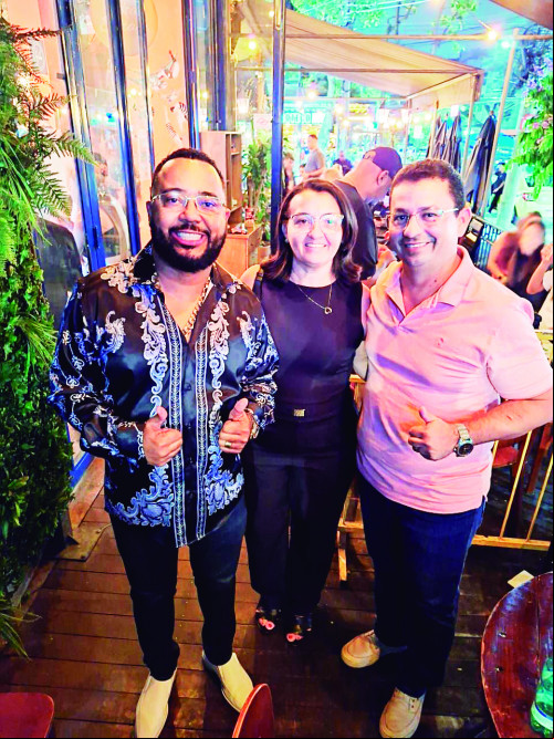 Casal Zé Wilson Barros e Raqueilane Sampaio, em eio pela cidade do Rio de Janeiro, teve encontro casual com o cantor Dudu Nobre. - (Arquivo Pessoal)