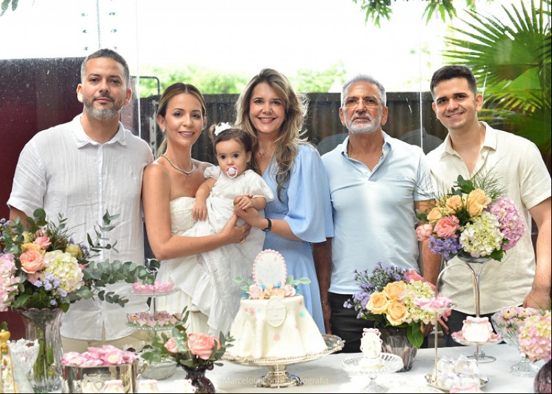 #Batizado - Um click do fotógrafo Marcelo Le Lonnes e a fisioterapeuta Camila Evelim, que comemoraram o primeiro ano da filha Duda, que também foi Batizada no mesmo dia. Presenças dos queridos, Gisela Ximenes & Irineu Fernandes (pai de Marcelo) e Alan, irmão do fotógrafo. Chics!!! - (Divulgação)