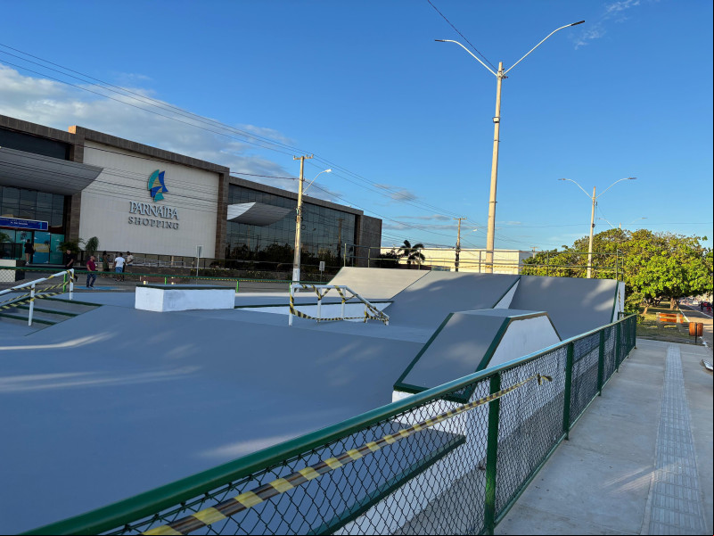 Deputado Evaldo Gomes e secretária Josiene Campelo entregam pista de skate em Parnaíba - (Divulgação)