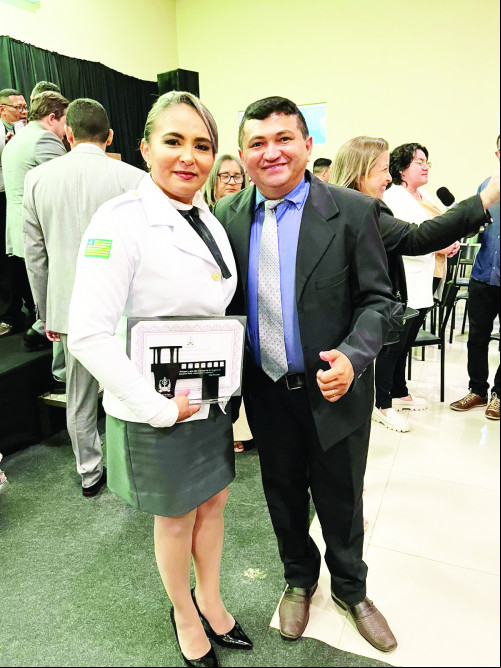 Sargento  da PMPi,  a unionense Marta dos Santos Silva, recentemente recebeu o título de cidadã piripirense,  pelos serviços  prestados a cidade, durante solenidade na Câmara Municipal de Piripiri. Na foto com o vereador Luis Carlos, autor do projeto. - (Arquivo Pessoal)