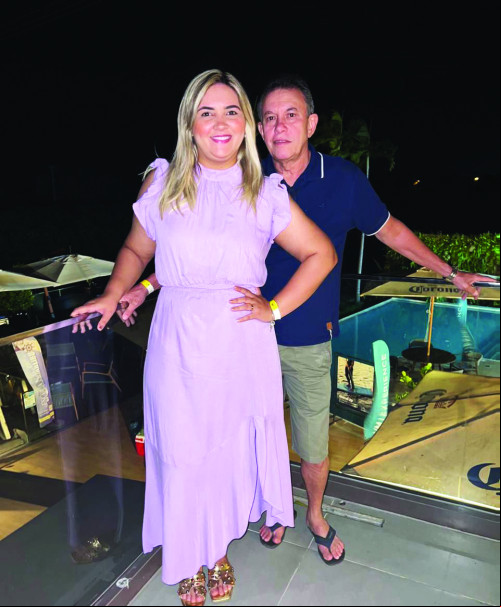 Parabéns!! para o Professor José Barros Sobrinho (Superintende do Trabalho, Renda e Inclusão Social) que ontem comemorou mais um ano de vida. Na foto sua esposa ,empresária Jairene Borges. - (Arquivo Pessoal)