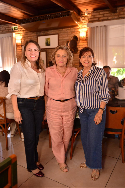 Click das queridas empresárias Polyana Melo com a mãe Zelita Melo e a amiga Miryam Castro em aniversário surpresa organizado pela família da Zelita Melo