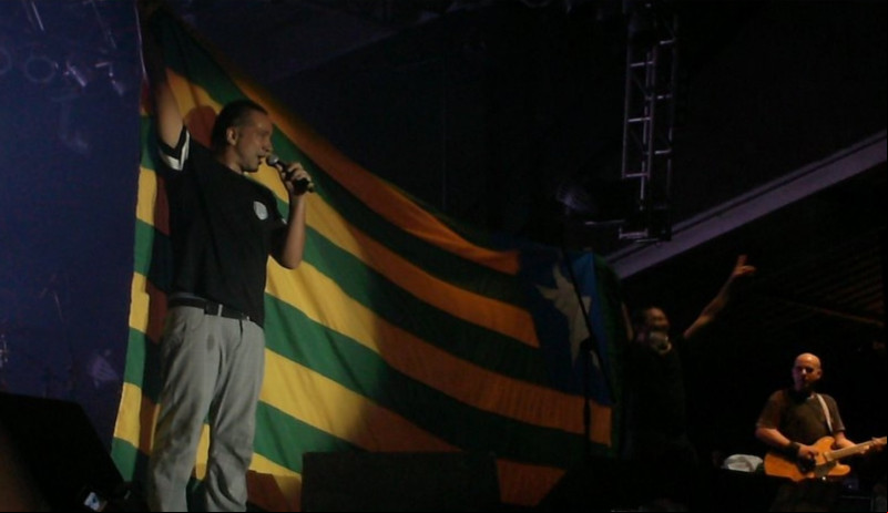 Piauí Pop: cena icônica do vocalista do Biquíni com a bandeira do Piauí no palco aconteceu ao acaso