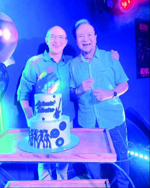 Ainda é tempo de parabenizar o renomado produtor cultural Antoniel Ribeiro que, no último dia 13, celebrou nova idade. Na foto com o apresentador Mariano Marques (O DIA tv). - (Arquivo Pessoal)