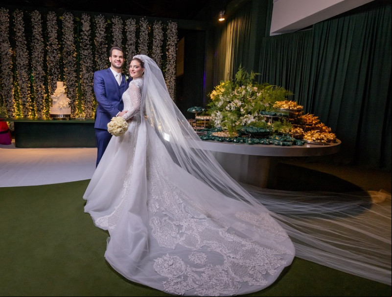 #Amor - Um click do casamento da advogada Maria Heloísa Castelo Branco Barros e do médico radiologista João Félix Neto, disseram 'SIM' ao amor na noite de 2/12, na Igreja São Benedito, seguida de recepção em espaço badalado. Chics!!! - (Felícia Araújo )